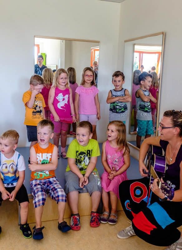 Die Kita in Wittenberg „Wortschatzpiraten“ ist wieder in ihren angestammten Räumen in der Schillerstraße. Das feiert die Vorschulgruppe mit einem Lied.