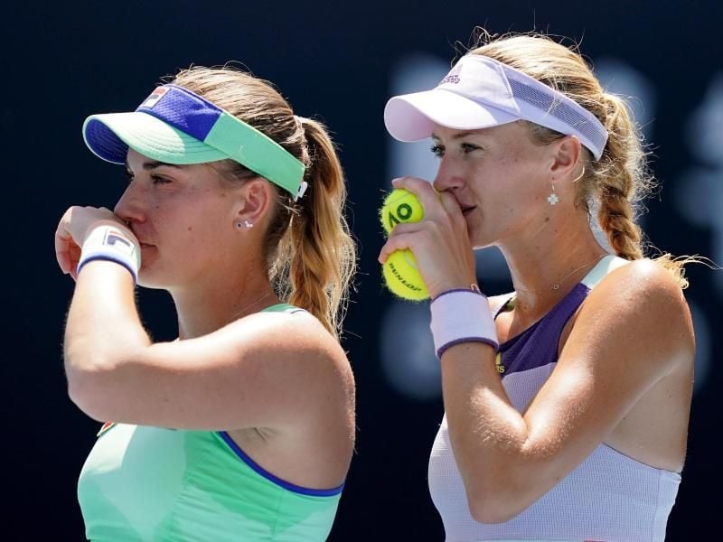 Das bei den US-Open an eins gesetzte Damen-Doppel Timea Babos (l) und Kristina Mladenovic sind wegen eines Corona-Kontakts vom Wettbewerb ausgeschlossen worden. Foto: Michael Dodge/AAP/dpa/Archivbild