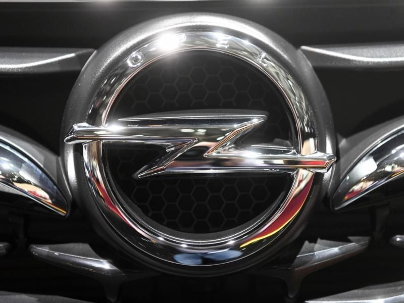 Ein Opel-Logo an einer Motorhaube. Foto: Uli Deck/Archiv