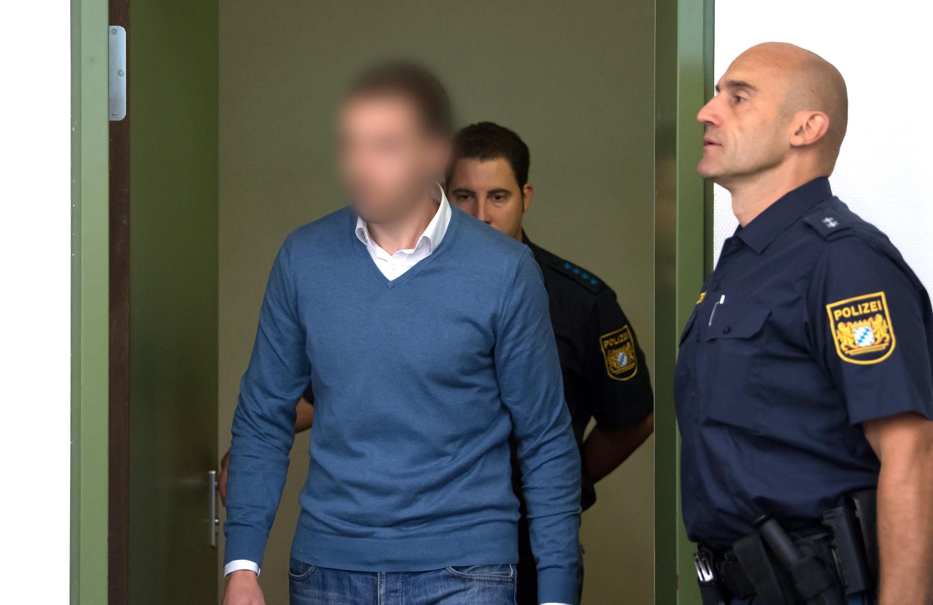 Der 33-jährige Geschäftsmann soll seine Lebensgefährtin im Streit im gemeinsamen Münchner Reihenhaus erdrosselt, ihre Leiche dann im Keller deponiert und danach am Feringasee verbrannt haben.
