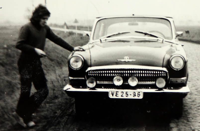 Johannes Wengorz mit seinem Wolga in den 1970ern.