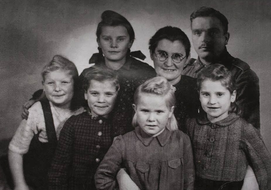 In das Foto der Mutter mit den fünf Töchtern wurde der bereits verschollene Vater hineinretuschiert.
