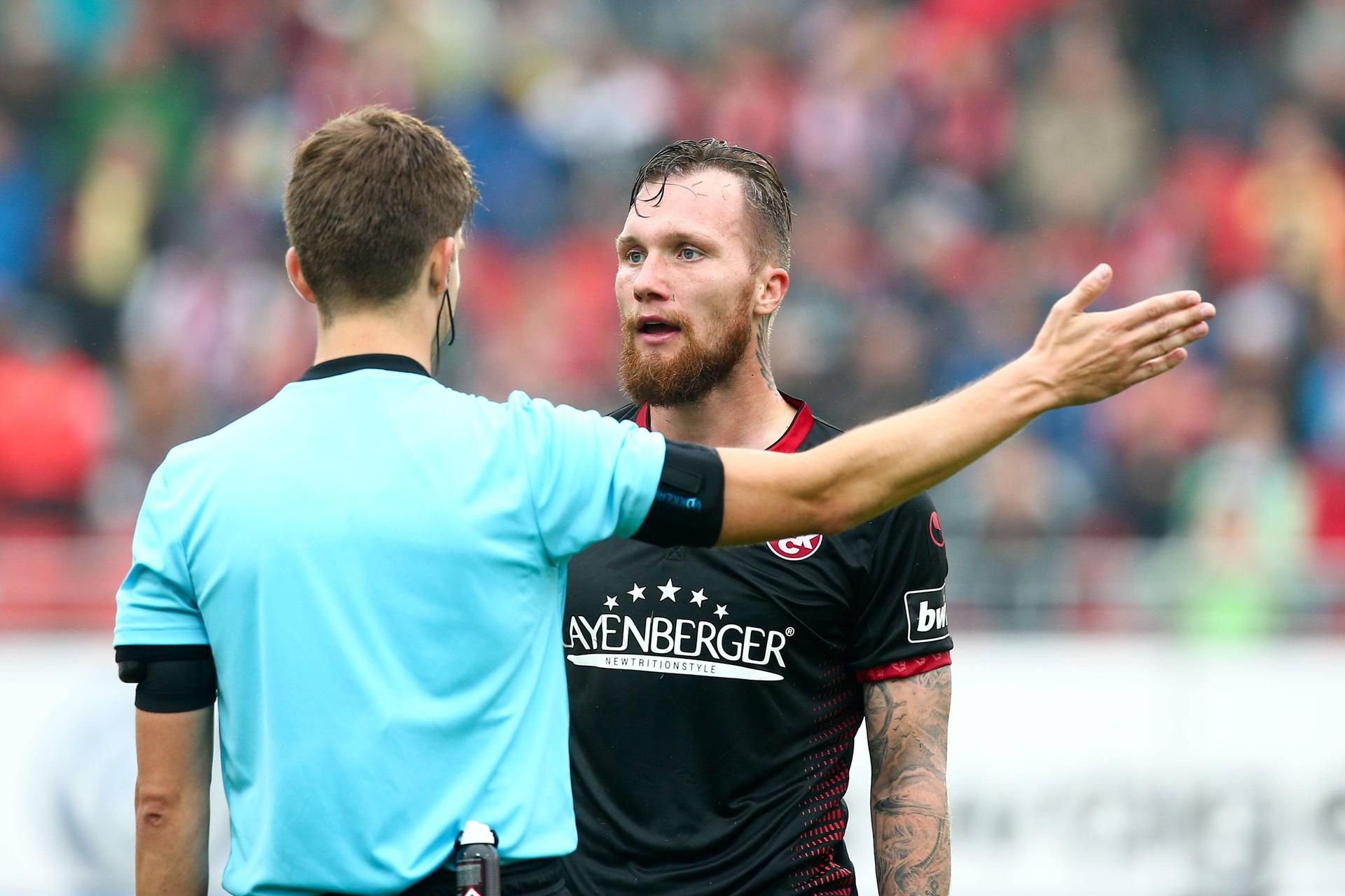 Schiedsrichter Markus Wollenweber und Jan Löhmannsröben vom 1. FC Kaiserslautern werden wohl keine Freunde mehr.