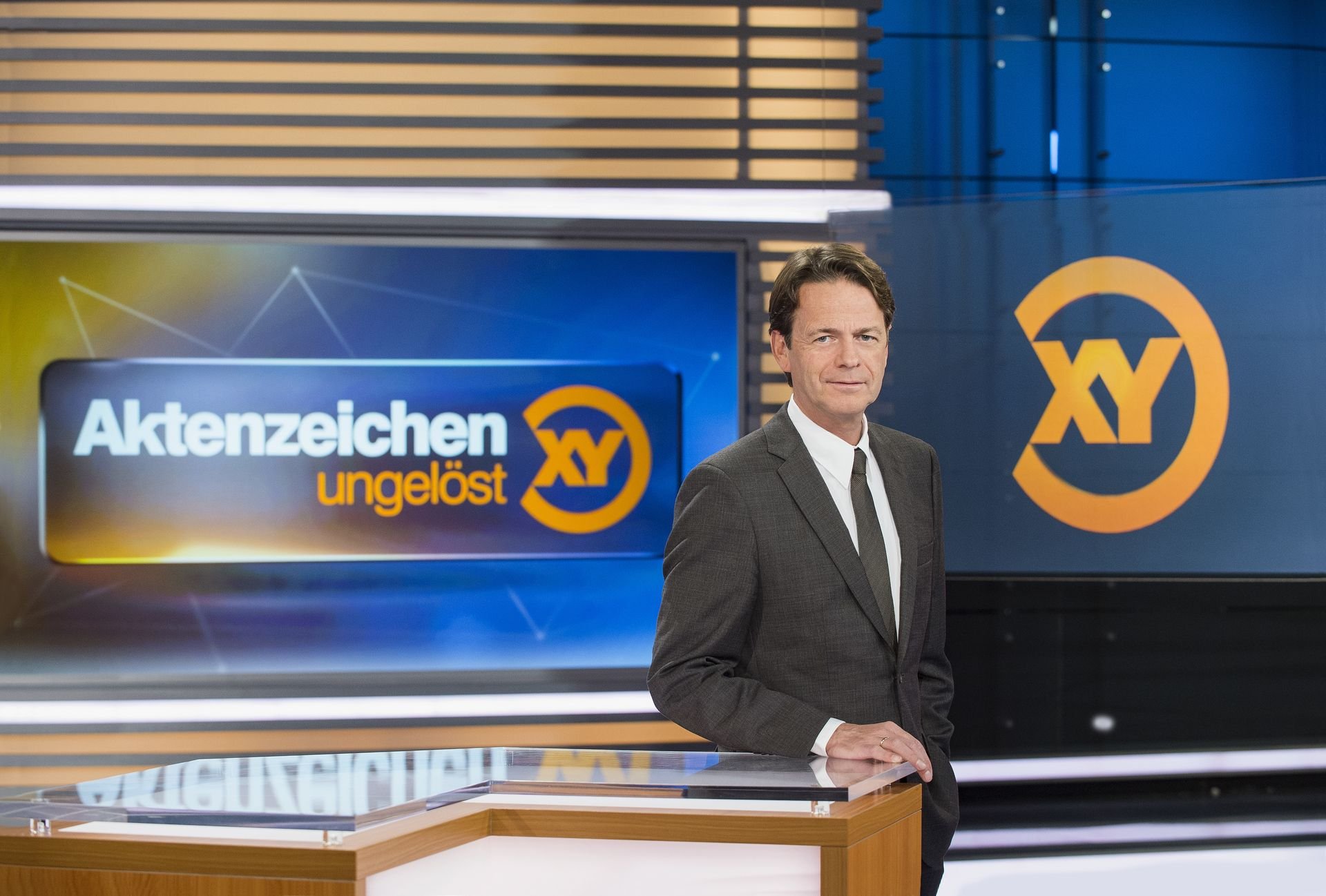 Rudi Cerne berichtet in der ZDF-Sendung „Aktenzeichen XY“ über ungeklärte Kriminalfälle.