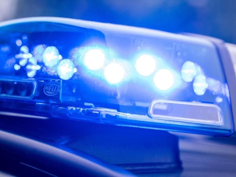 Auf einem Polizeifahrzeug leuchtet das Blaulicht. Foto: Lino Mirgeler/Archivbild