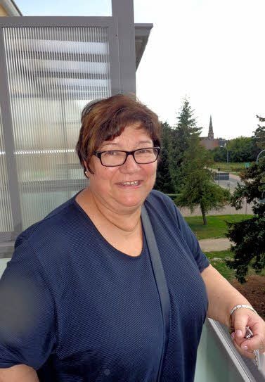 Evelyn Lehmann, Vorstandsvorsitzende der Genossenschaft, findet die neuen Balkone gelungen.