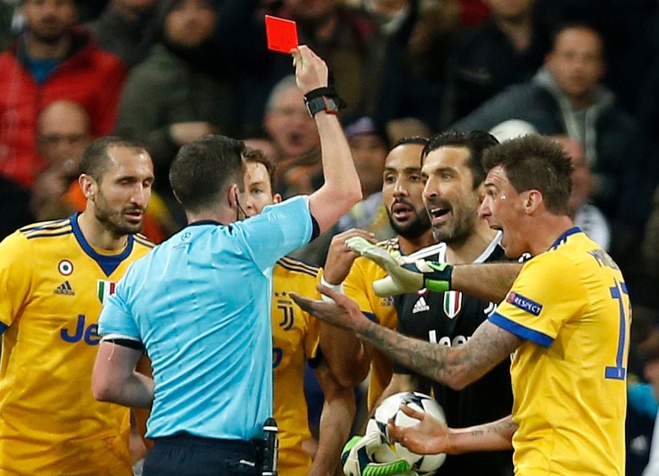 Schiedsrichter Michael Oliver gibt nicht nur Elfmeter für Juventus Turin in der Nachspielzeit, sondern auch Rot für Gianluigi Buffon.