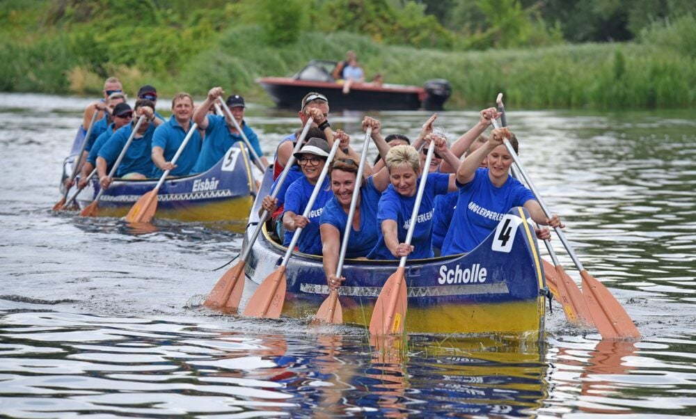Teams treten 2019 im sogenannten Dickbootrennen an - beim Bootshausfest des Jeßnitzer Kanuclubs. Letztes Jahr musste die Fete ausfallen.