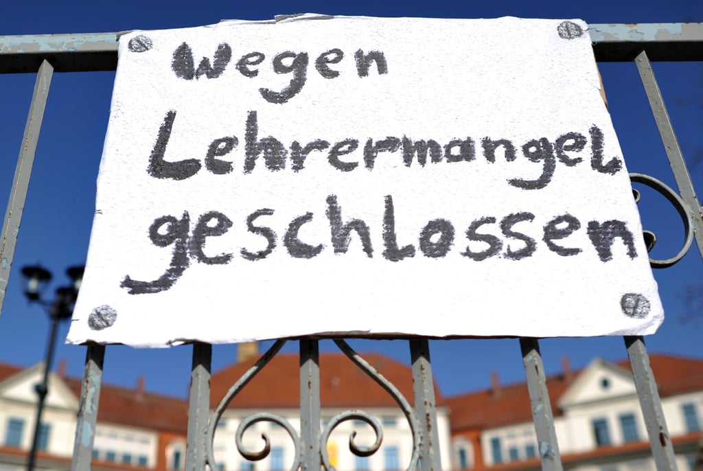 Start des Volksbegehrens gegen Lehrermangel beginnt: «Wegen Lehrermangel geschlossen» steht anlässlich eines Aktionstages am Tor einer Schule.