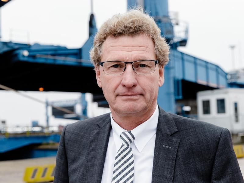 Wirtschaftsminister Bernd Buchholz (FDP) bei einem Besuch des Lübecker Hafens. Foto: Markus Scholz/Archiv