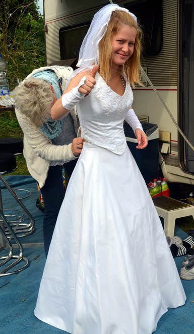 Marie als Braut der „Elbpiraten“ wird für ihre Drachenboot-Fahrt ins Glück standesgemäß angekleidet.