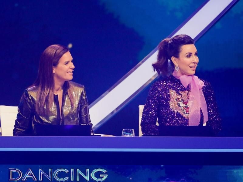 Katarina Witt (l) und Judith Williams sitzen in der Jury von „Dancing on Ice”. Die SAT.1-Show erreichte moderate Quoten. Foto: Rolf Vennenbernd/dpa
