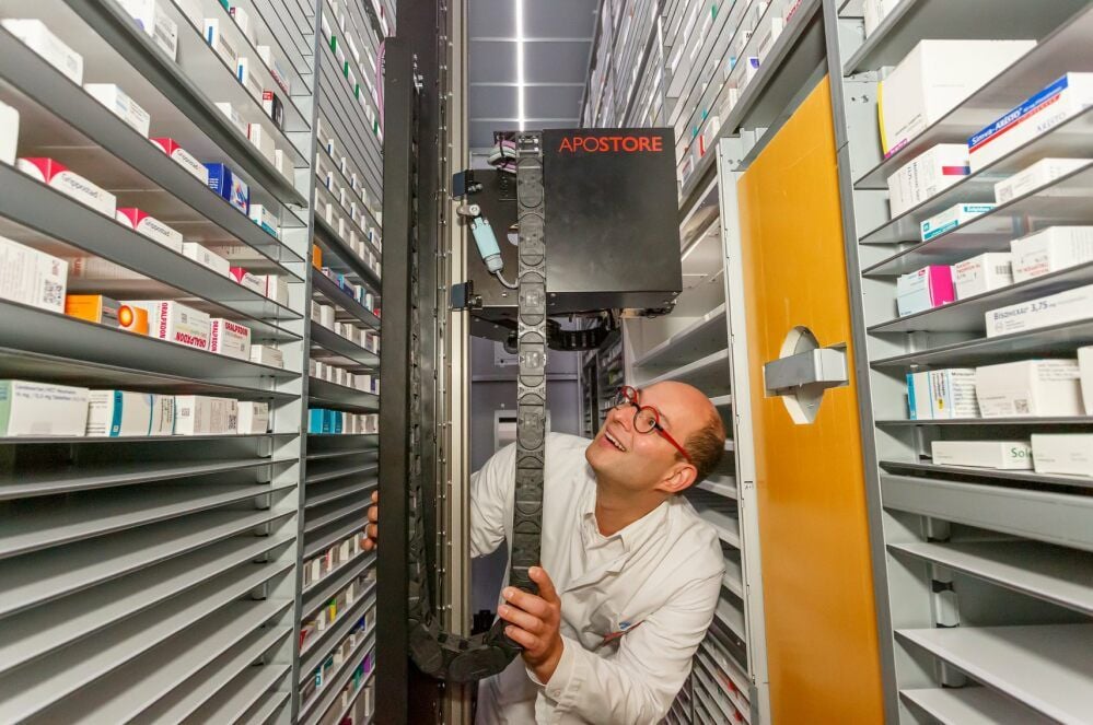Johannes Oidtmann steht in seinem digitalen Medikamentenlager.