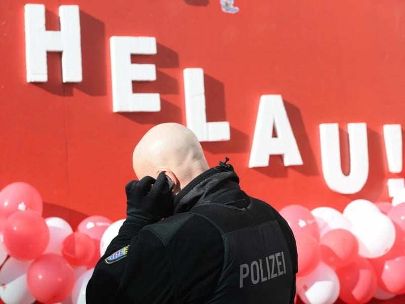 Ein Polizist sichert den Festzug in Fulda. Foto: Arne Dedert/Archiv