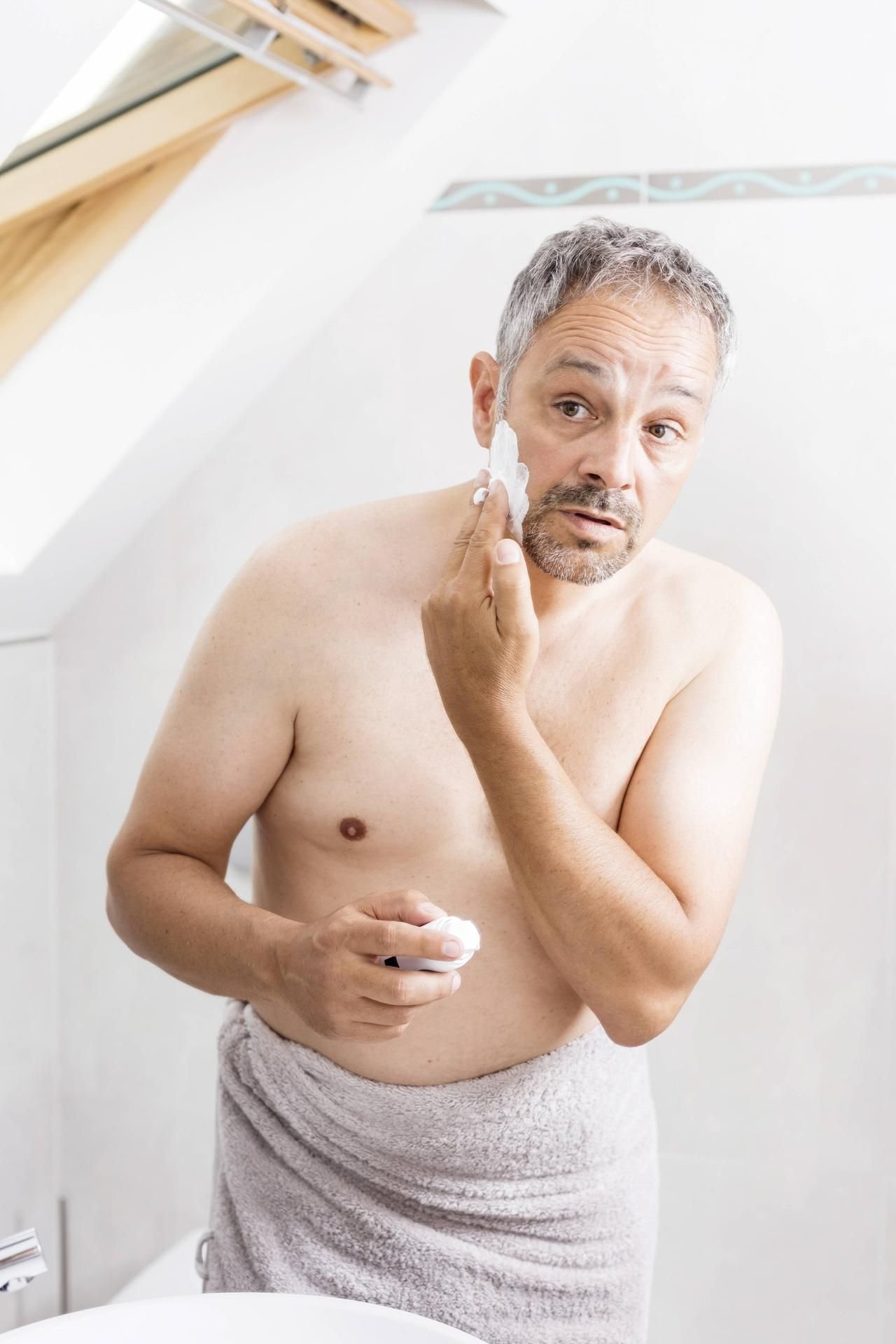Ein Mann kommt aus der Dusche