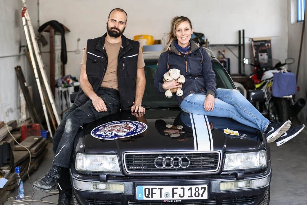 Zusammen mit Maskottchen Herbert nehmen Frieder Jansen und Anne-Kathrin Pfrieme ab kommenden Wochenende an einer Rallye teil.