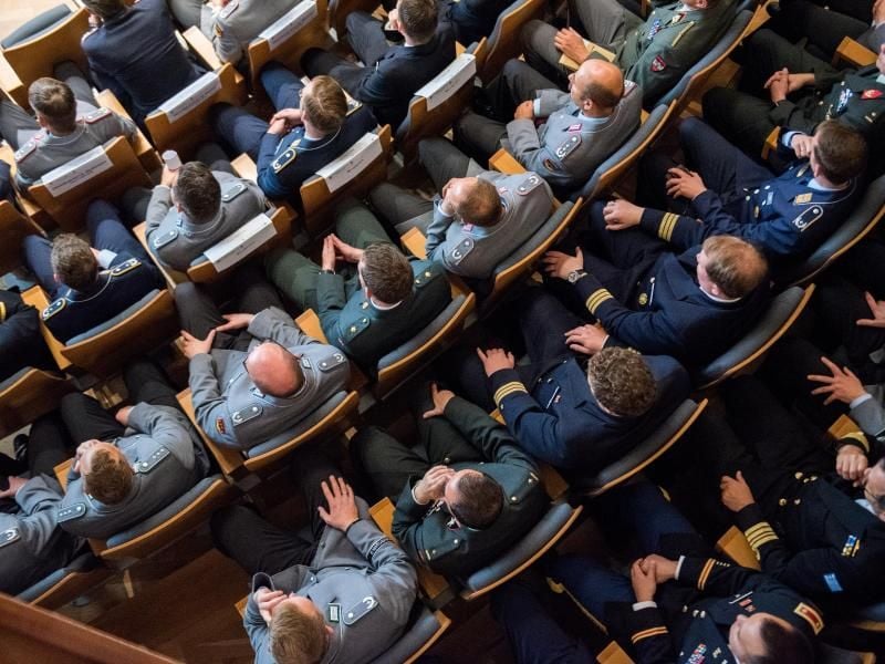 Soldaten sitzen in der Führungsakademie der Bundeswehr in der Clausewitz-Kaserne. Foto: Daniel Bockwoldt/aktuell
