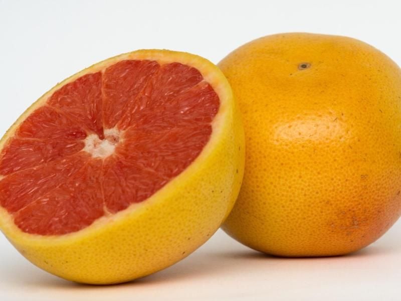 Wer regelmäßig Medikamente einnimmt, sollte vor dem Verzehr von Grapefruits einen Arzt fragen. Foto: Andrea Warnecke Foto: Andrea Warnecke