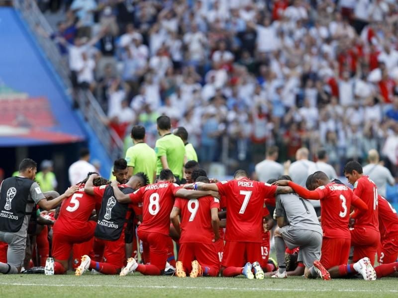 Die Spieler aus Panama knien nach der 6:1-Niederlage gegen England auf dem Platz. Foto: Victor Caivano/AP