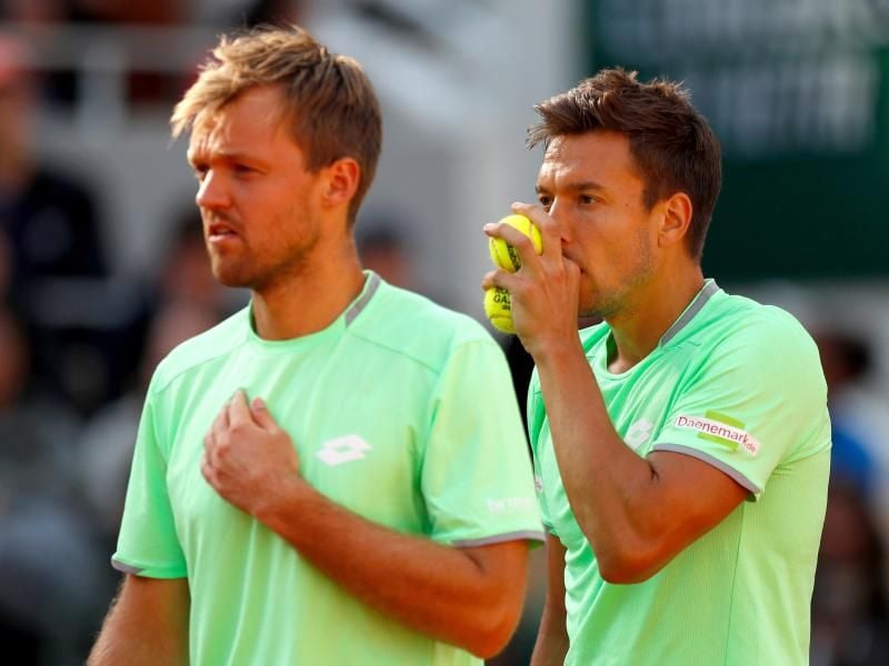 Sind in Hamburg ausgeschieden: Kevin Krawietz (l) und Andreas Mies. Foto: Pavel Golovkin/AP