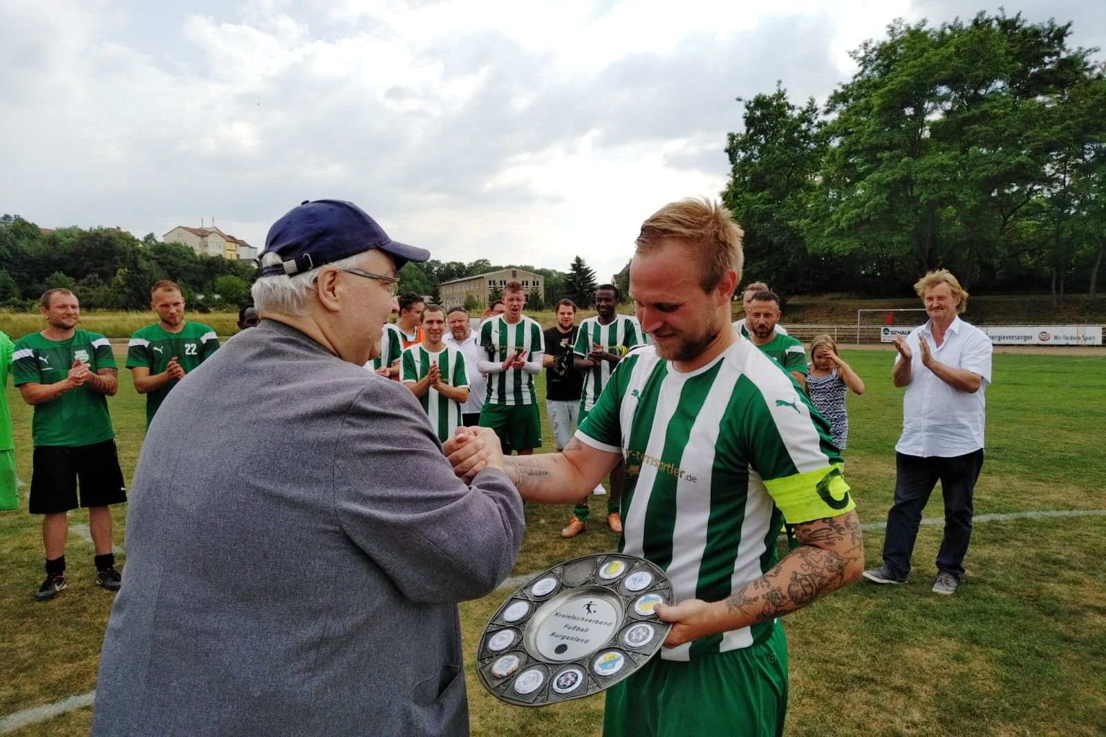 Titel-Gratulation: Burgwerbens Kapitän Christian Beyer bekommt von Kreisoberliga-Staffelleiter Steffen Deibicht nach dem 1:0-Sieg in Naumburg die Meisterschale überreicht.