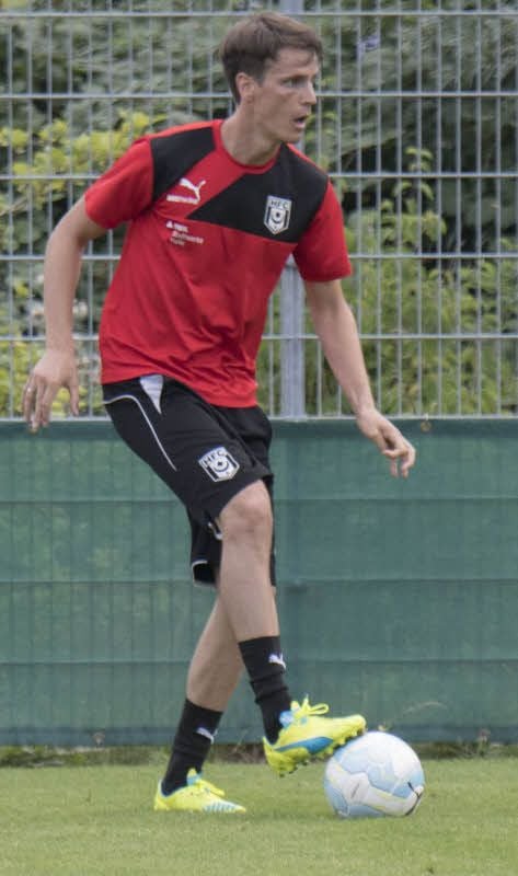 Beim Training trägt Jonas Acquistapace das Trikot der HFC-Spieler.