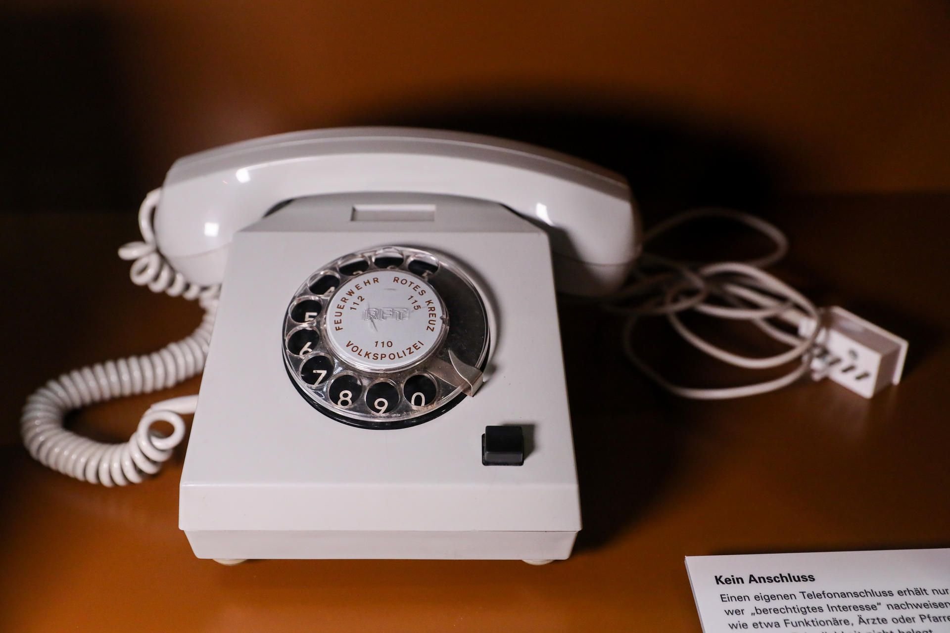 Ein Telefonapparat aus DDR-Zeiten, in der DDR ein Luxusobjekt, steht in der Ausstellung "Purer Luxus" im Zeitgeschichtlichen Forum.