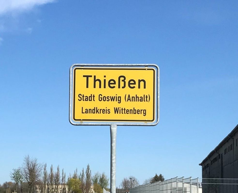 „Thießen, Stadt Goswig“ sagt das Schild. „Coswig“ müsste es heißen.