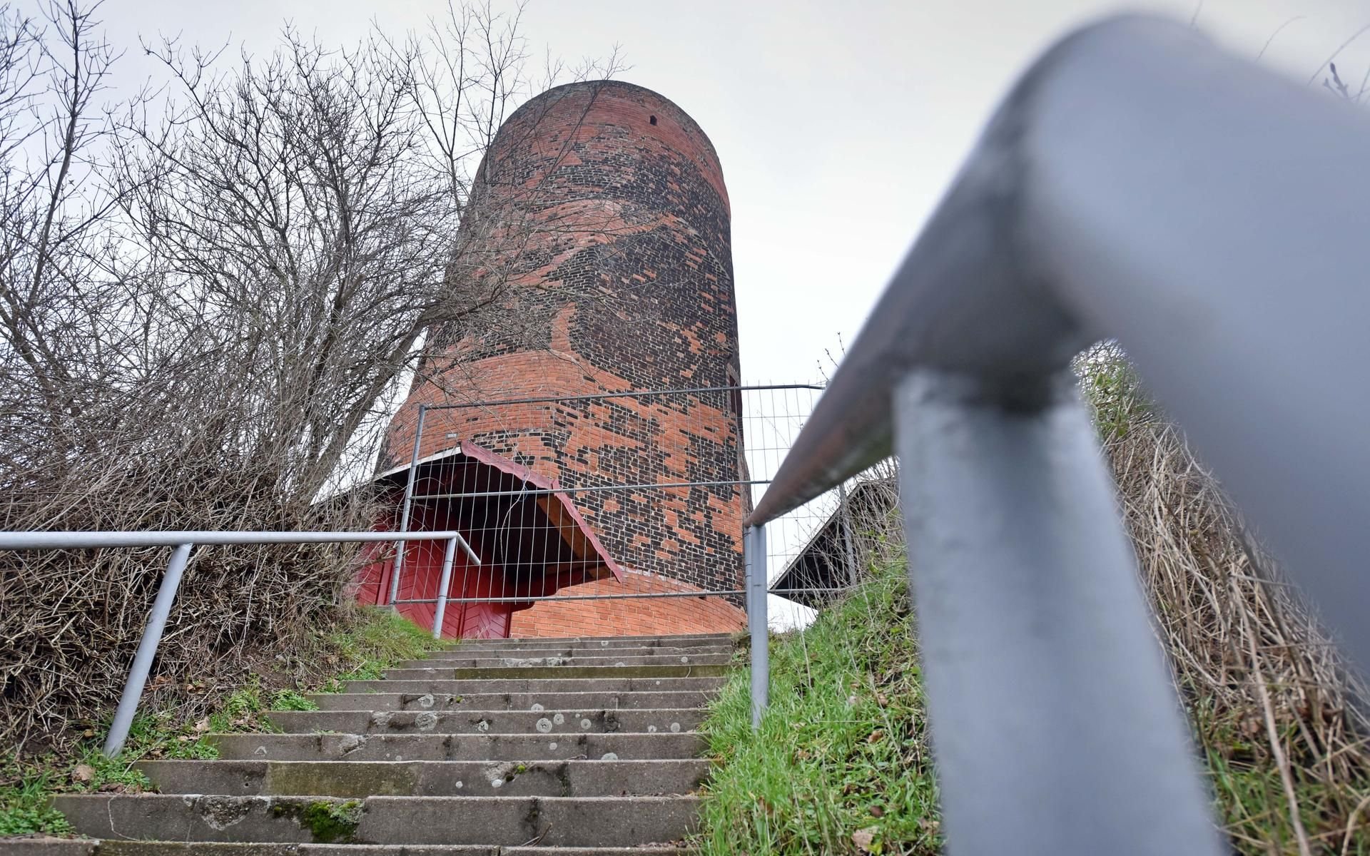 Der Rote Turm in Pouch wird wieder auf Vordermann gebracht.