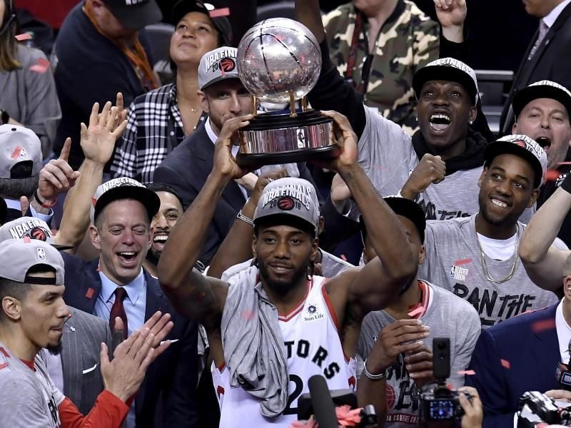 Raptors-Star Kawhi Leonard mit der Trophäe der Eastern Conference. Foto: Nathan Denette/The Canadian Press