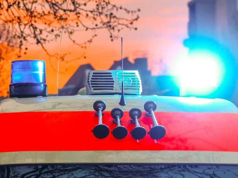 Ein Rettungswagen mit angeschaltetem Blaulicht und Signalhorn. Foto: Michael Hanschke/dpa