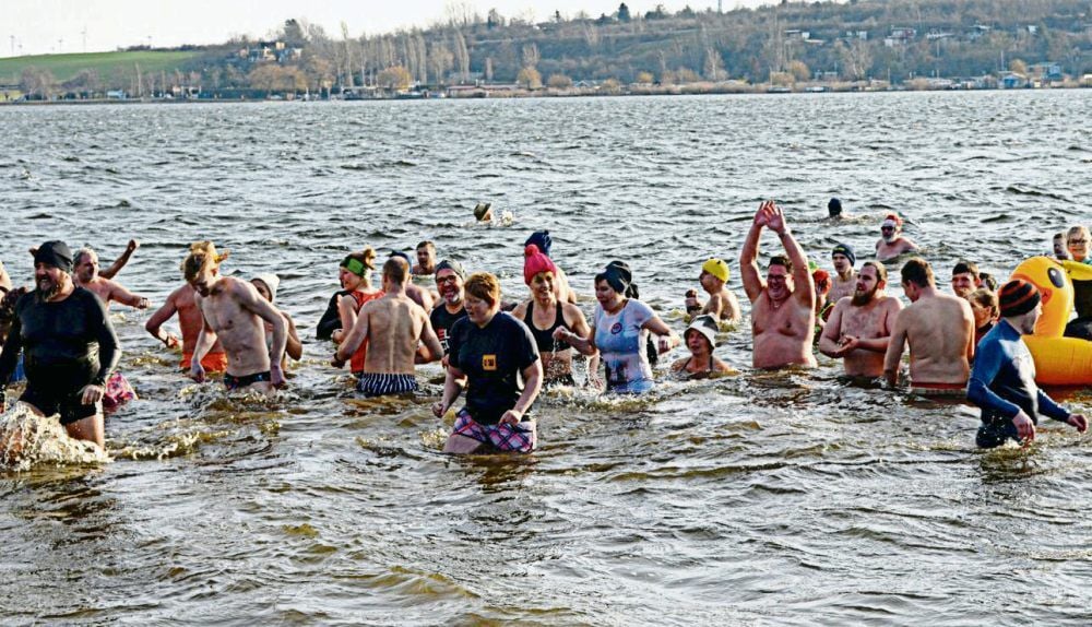 Seeburg: Mit Mut und Mütze ging es am Sonntag beim Neujahrsschwimmen in den Süßen See.