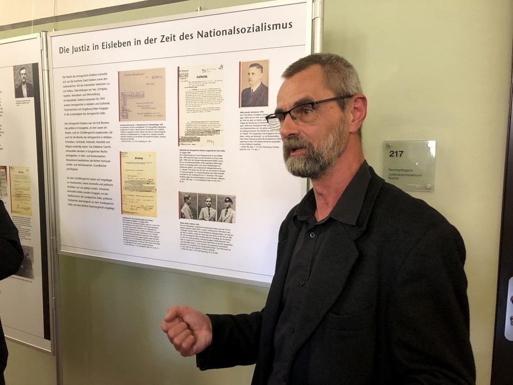 Michael Viebig von der Gedenkstätte Roter Ochse in Halle hat die Ausstellung mit seinem Kollegen Daniel Bohse konzipiert.