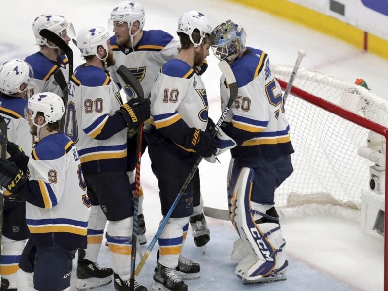 Die Spieler von den St. Louis Blues feiern den Sieg über die Boston Bruins. Foto: Charles Krupa/AP