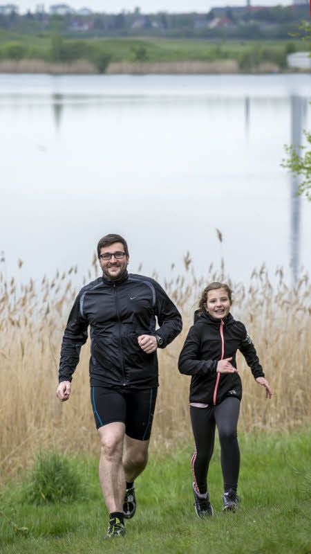 Alexander Plehn und seine Tochter Hannah trainieren oft gemeinsam am Hufeisensee.