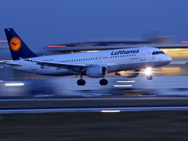 Ein Flugzeug der Fluggesellschaft Lufthansa landet an einem Flughafen. Foto: Kevin Kurek/Archiv