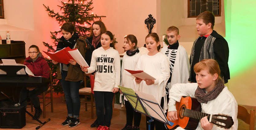 Gesang erklang in der Seenaer Kirche zum Adventskonzert. Dieses kam als Erzählung von Dickens Weihnachtsgeschichte daher.