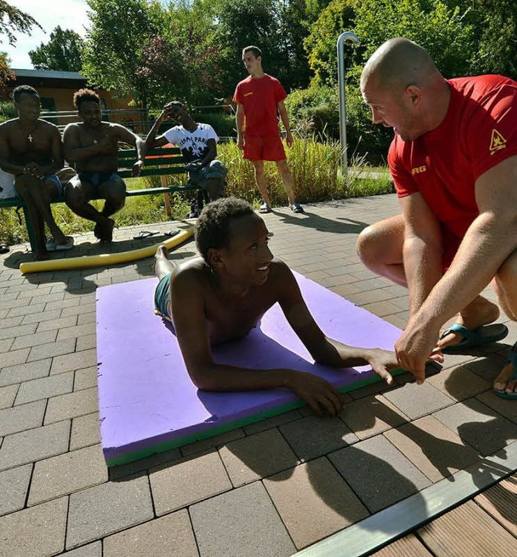 Trockentraining an Land in Sachen Brustschwimmen. Georg Bösel (r.) erklärt, wie es richtig gemacht wird.