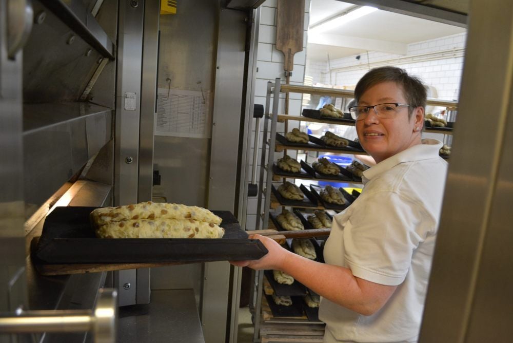 Karola Henning-Hippe schiebt die Stollen in den Backofen.