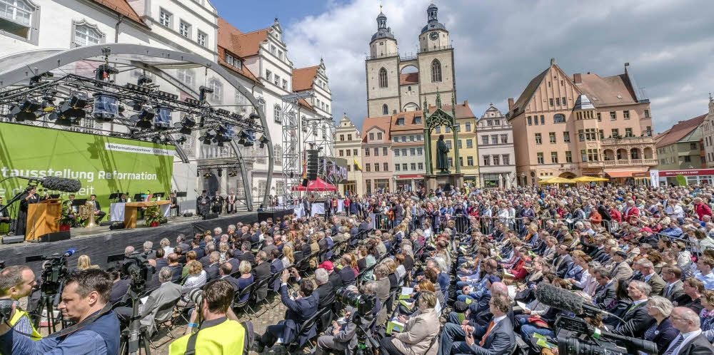Mit einem Gottesdienst ist die Weltausstellung Reformation „Tore der Freiheit“ eröffnet worden - Wittenbergs Marktplatz war gut besucht.