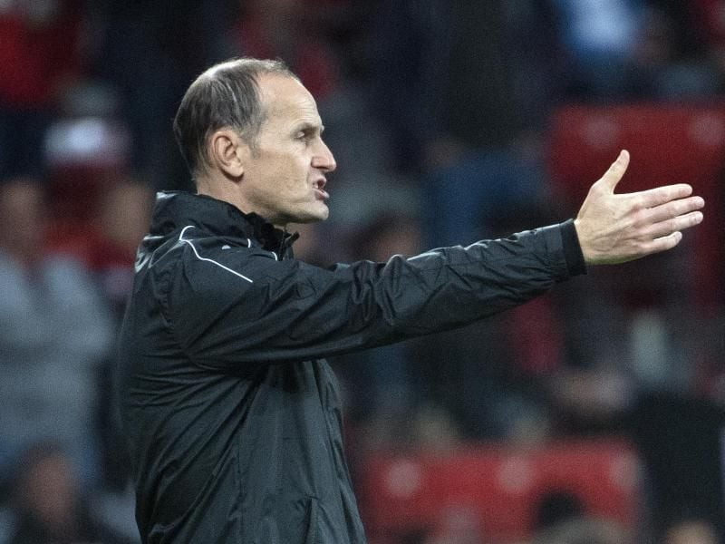 Leverkusens Trainer Heiko Herrlich mahnt zur Ruhe. Foto: Federico Gambarini