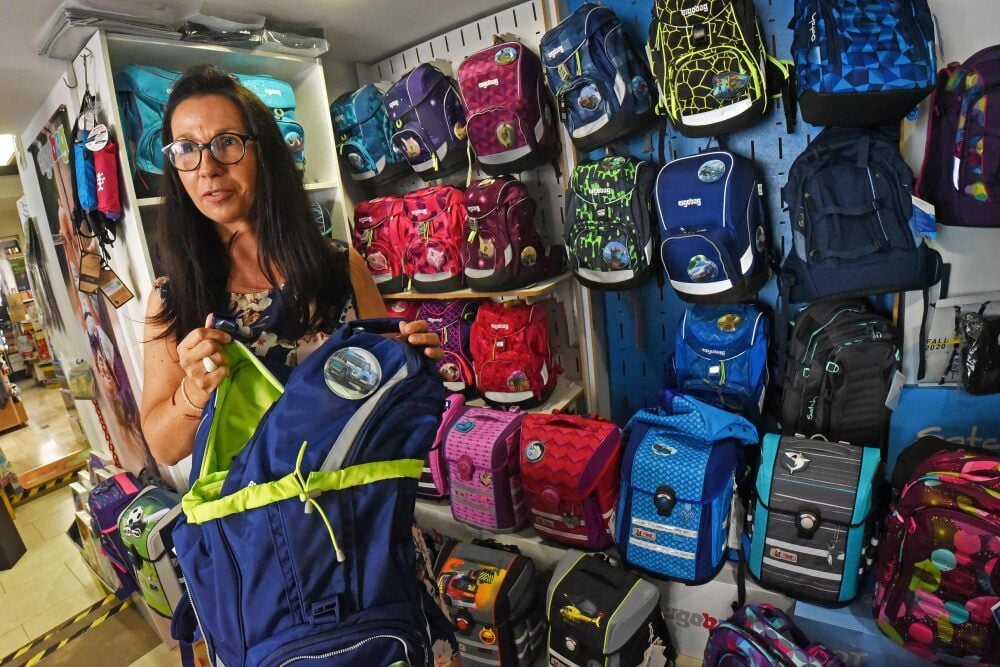 Diana Hofmann verkauft in ihrem Geschäft in der Hohen Straße nicht nur zur Einschulungszeit Ranzen.