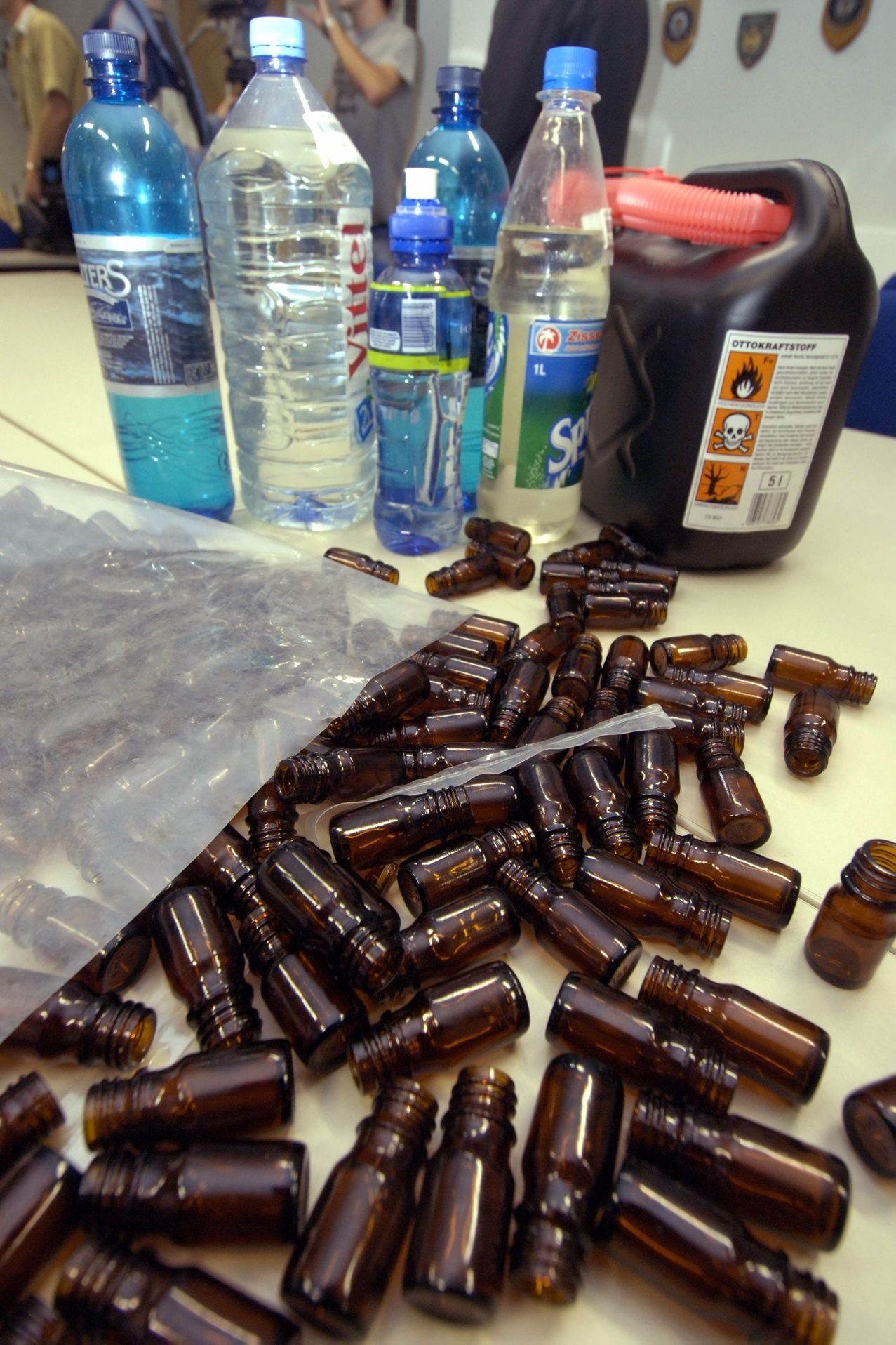 Zahlreiche Fläschchen mit liquid ecstasy, auch bekannt als „k.o-Tropfen", liegen nach einer Razzia der Polizei auf einem Tisch. Die geschmacklose Droge kann reaktionsunfähig machen und zum „Filmriss" führen.