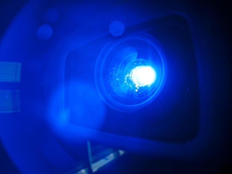 Einen Beamer zu mieten, kann für einen Monat bis zu 250 Euro kosten, wie Verbraucherschützer ermittelten. Foto: Andrea Warnecke/dpa-tmn