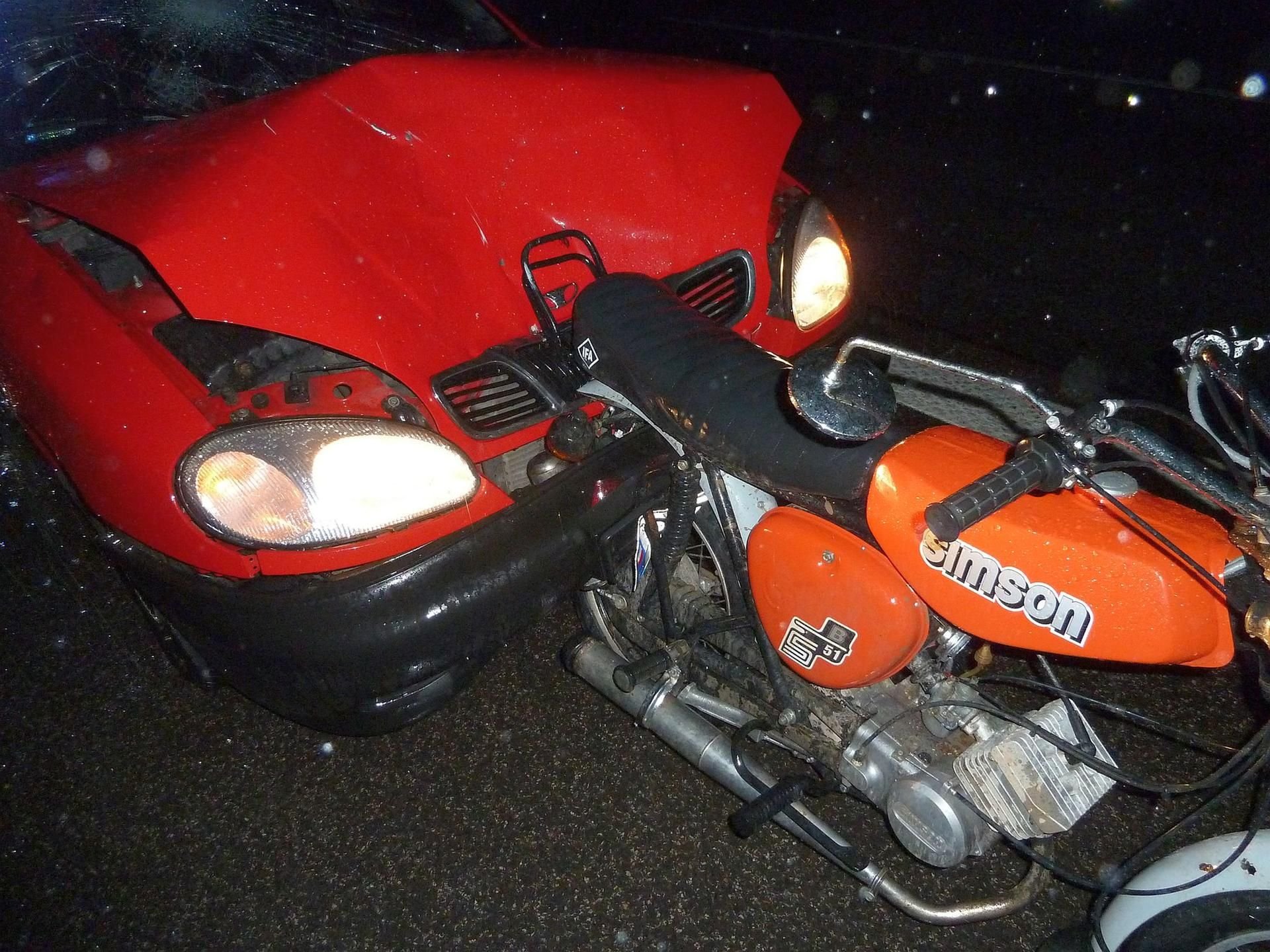 Die Simson verkeilte sich durch den Aufprall auf der A4 bei Weimar im Auto.