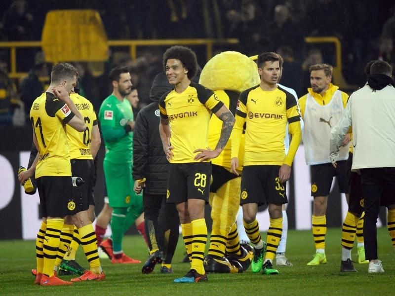 Die Dortmunder Mannschaft steht nach dem 2:1-Zittersieg gegen den FSV Mainz erleichtert auf dem Spielfeld. Foto: Ina Fassbender