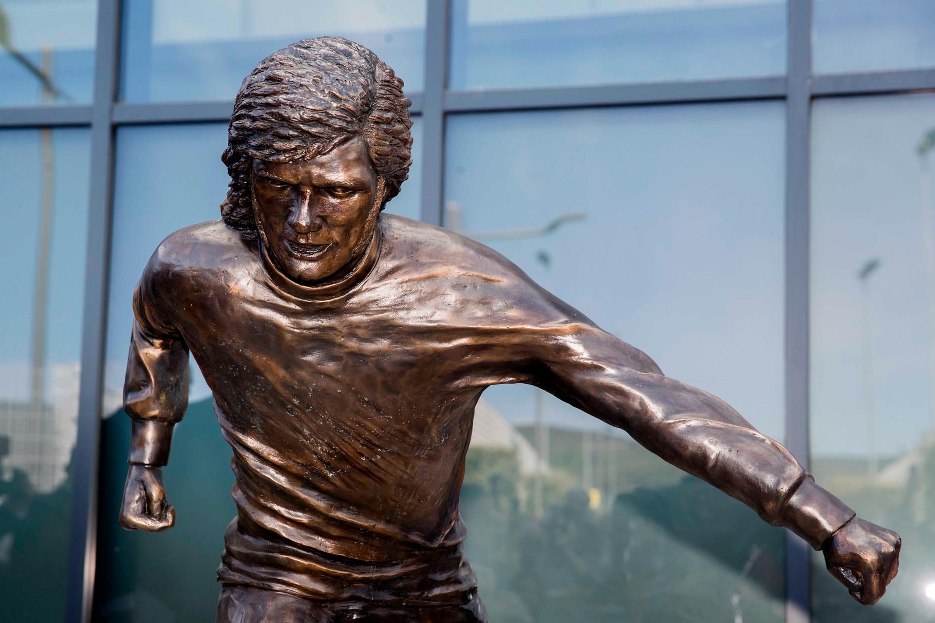 Die neue Statue von George Best.