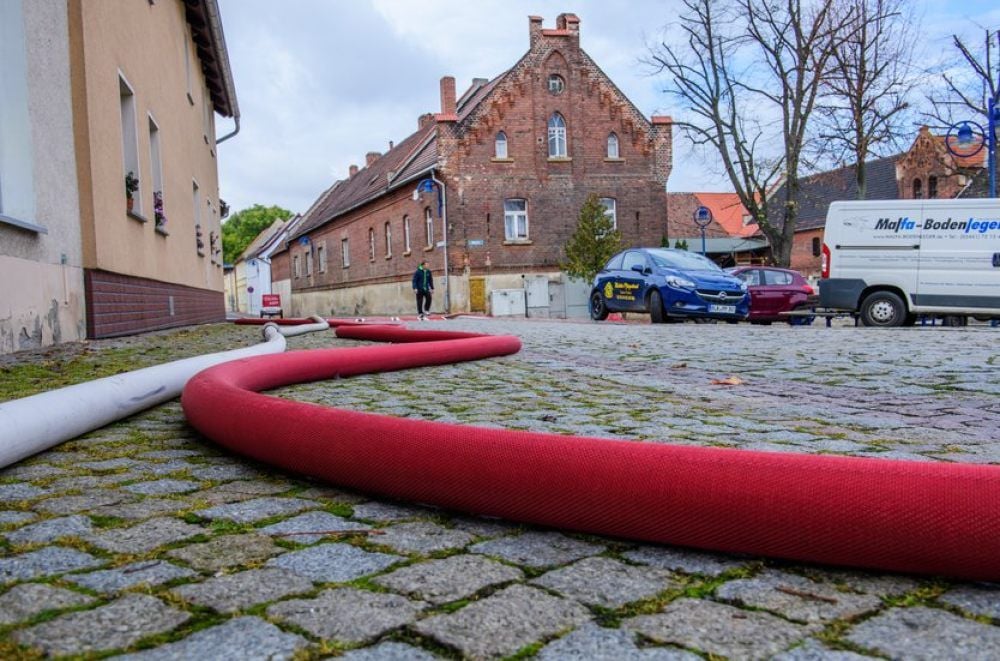 In mehreren Straßen liegen deshalb insgesamt 2100 Meter Schlauch.