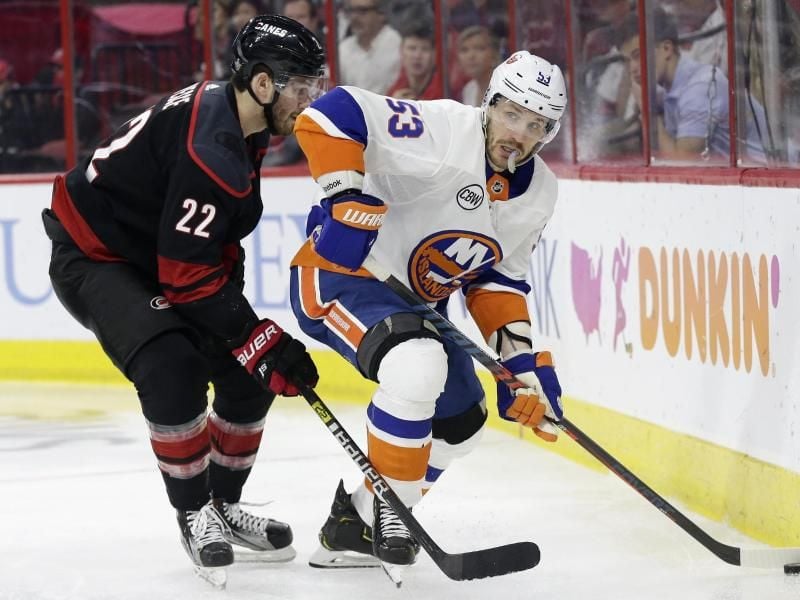 Brett Pesce (l) von den Carolina Hurricanes beim Zweikampf mit New Yorks Casey Cizikas. Foto: Gerry Broome/AP