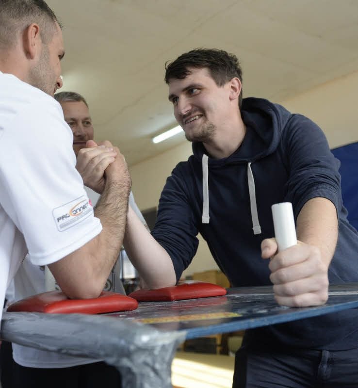 Der Selbstversuch mit Niederlage-Garantie: Reporter Julius Lukas tritt gegen Armwrestler Denis Sarembe an.